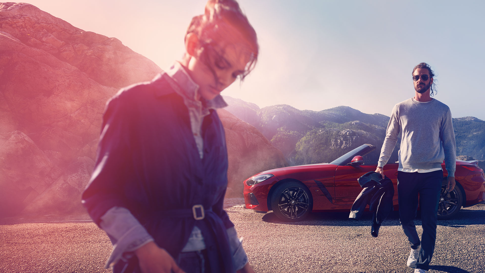 O BMW Z4 Roadster numa paisagem de montanha Um homem e uma mulher e o BMW Z4 Roadster numa paisagem de montanha