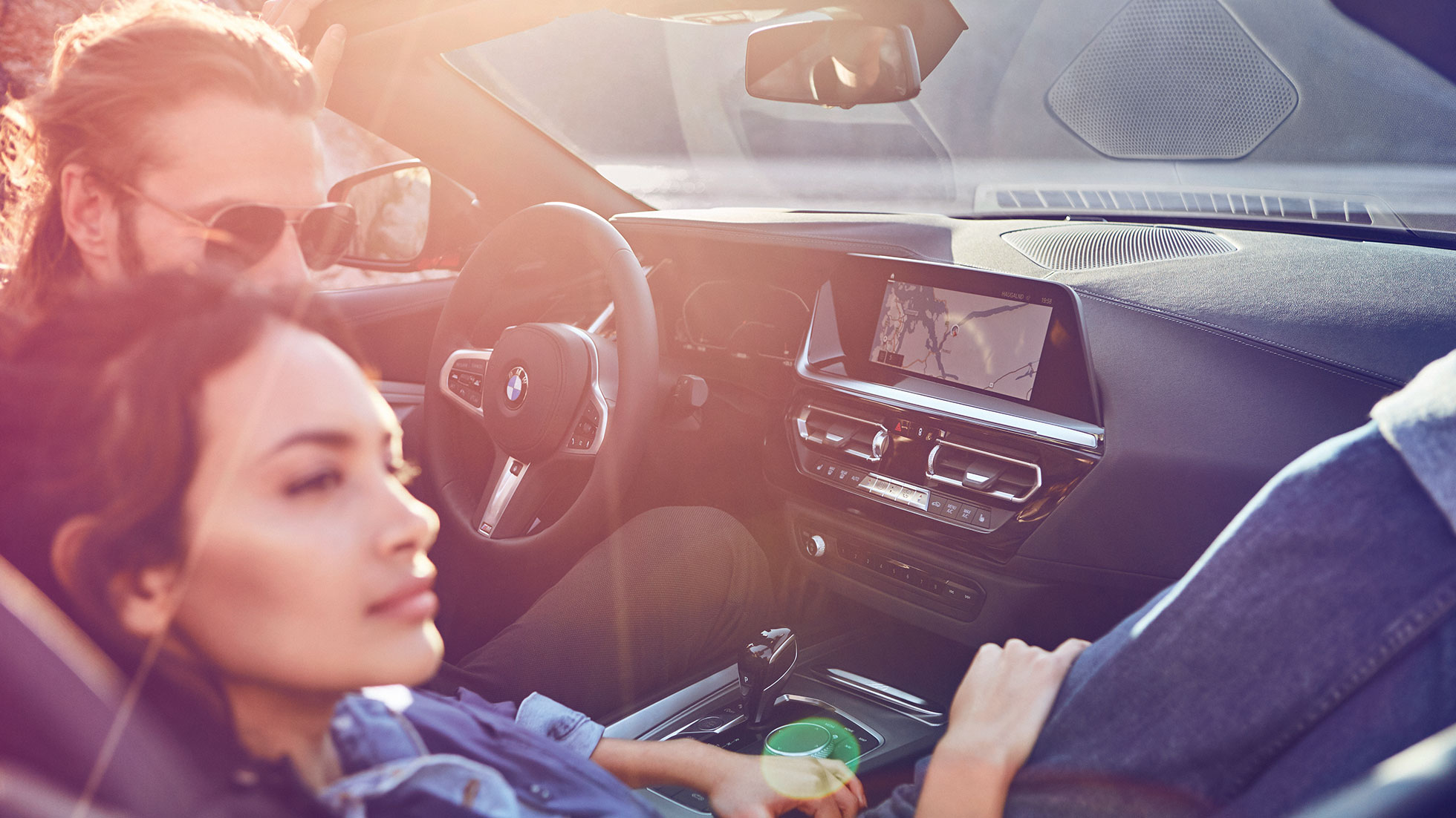 O BMW Z4 Roadster com um homem e uma mulher Um homem e uma mulher morenos no BMW Z4 Roadster