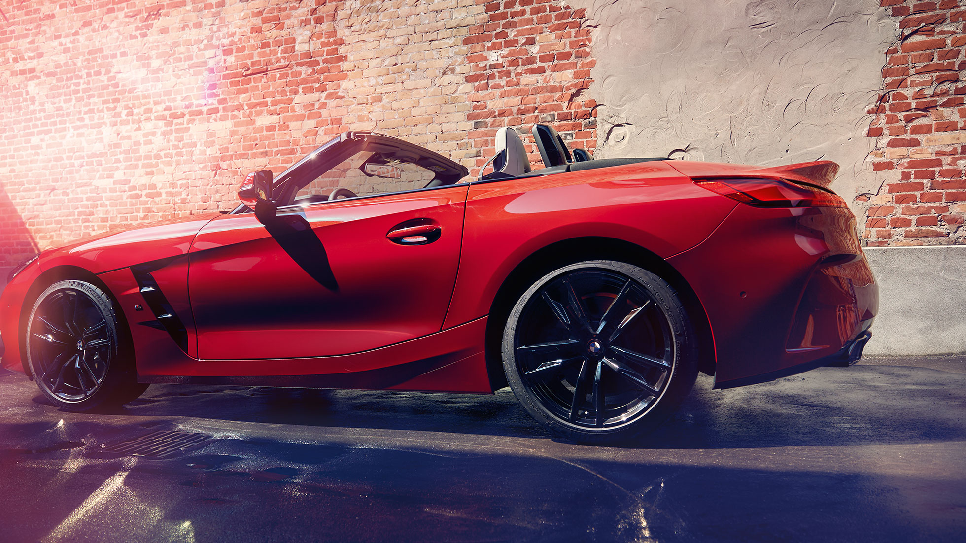 Perspetiva lateral do BMW Z4 Roadster Perspetiva lateral do BMW Z4 Roadster em frente a uma parede de tijolos