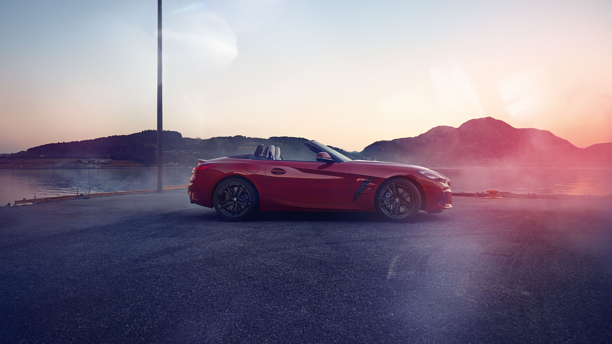 Perspetiva lateral do BMW Z4 Roadster Perspetiva lateral do BMW Z4 Roadster numa paisagem de montanha