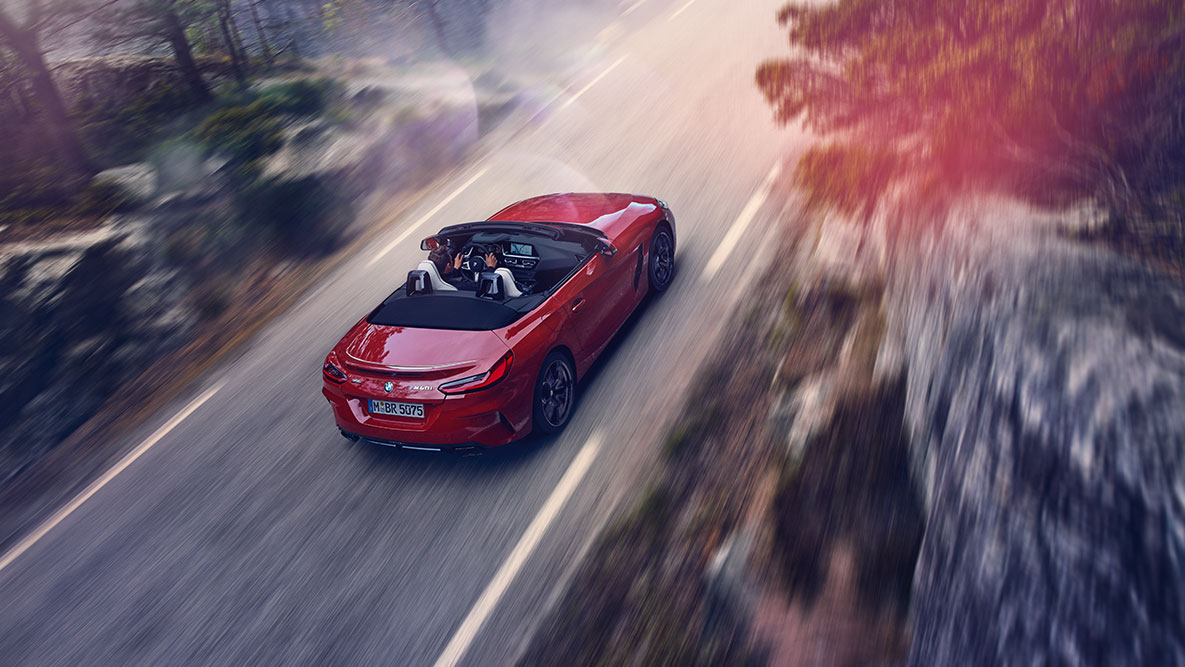 Perspetiva da condução do BMW Z4 Roadster Perspetiva aérea do BMW Z4 Roadster em movimento