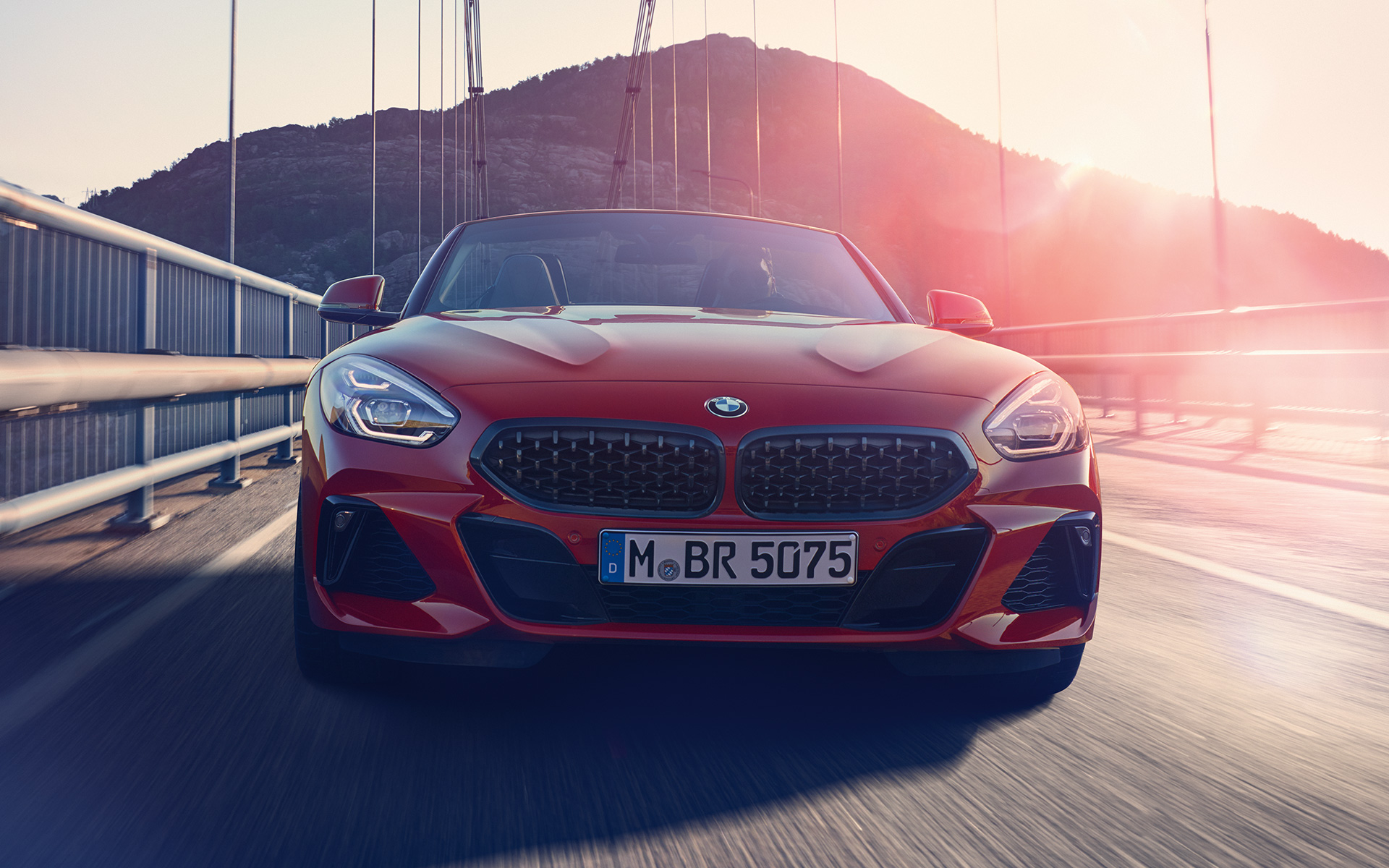 BMW Z4 Roadster (G29) numa ponte Perspetiva frontal do BMW Z4 Roadster (G29) numa ponte