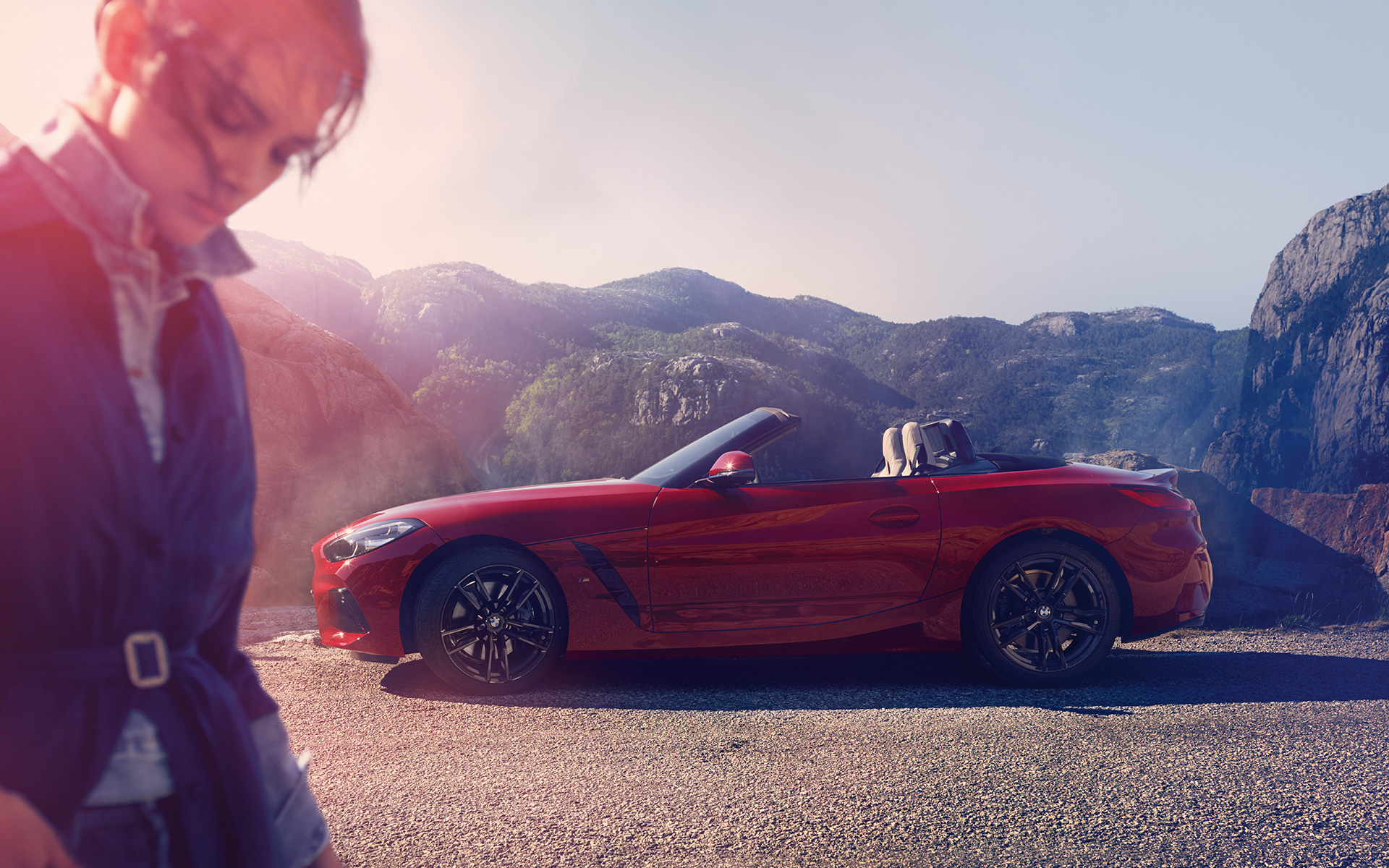 BMW Z4 Roadster (G29) em frente a uma paisagem de montanha Modelo e BMW Z4 Roadster (G29) em frente a uma paisagem de montanha