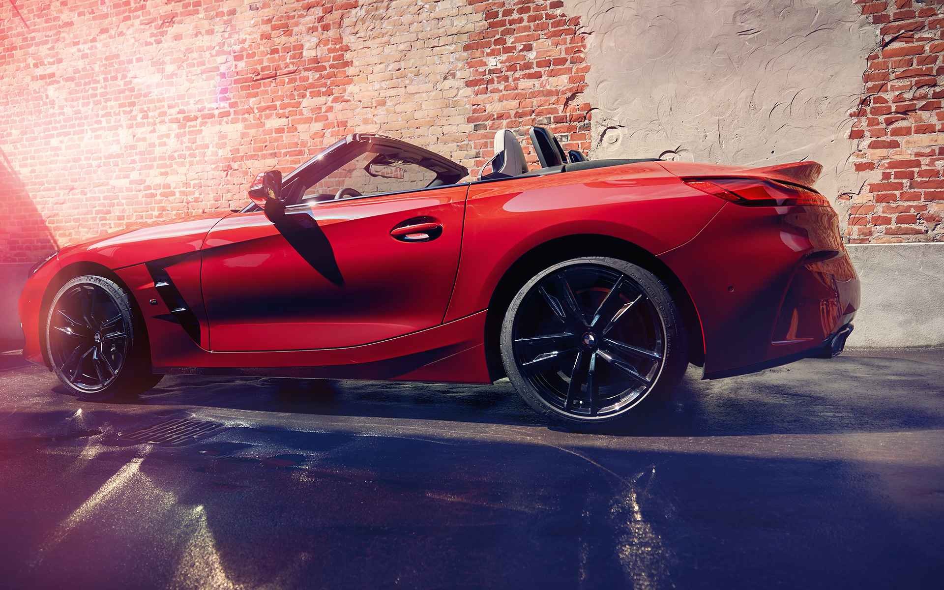 Perspetiva lateral do BMW Z4 Roadster (G29) Perspetiva lateral do BMW Z4 Roadster (G29) com uma parede de tijolos em fundo