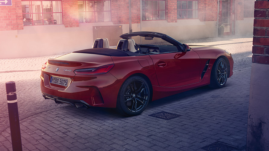 BMW Z4 Roadster (G29), perspetiva lateral, na rua BMW Z4 Roadster (G29), perspetiva lateral, na rua