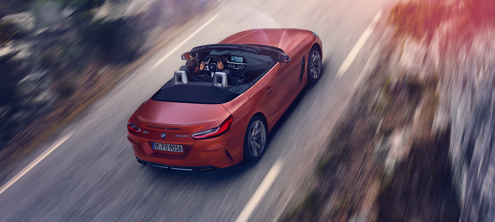 BMW Z4 Roadster (G29), perspetiva traseira a três quartos, perspetiva aérea em movimento BMW Z4 Roadster (G29), perspetiva traseira a três quartos, perspetiva aérea em movimento
