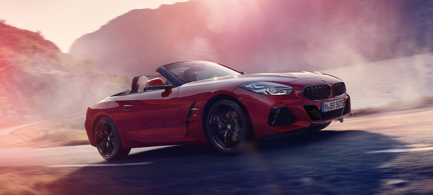 BMW Z4 M40i Roadster (G29), perspetiva lateral a três quartos, em movimento BMW Z4 M40i Roadster (G29), perspetiva lateral a três quartos, em movimento