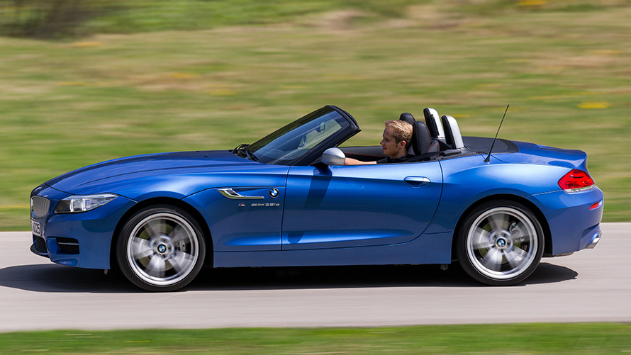 BMW Z4 Roadster (E89), perspetiva lateral, em movimento BMW Z4 Roadster (E89), perspetiva lateral, em movimento