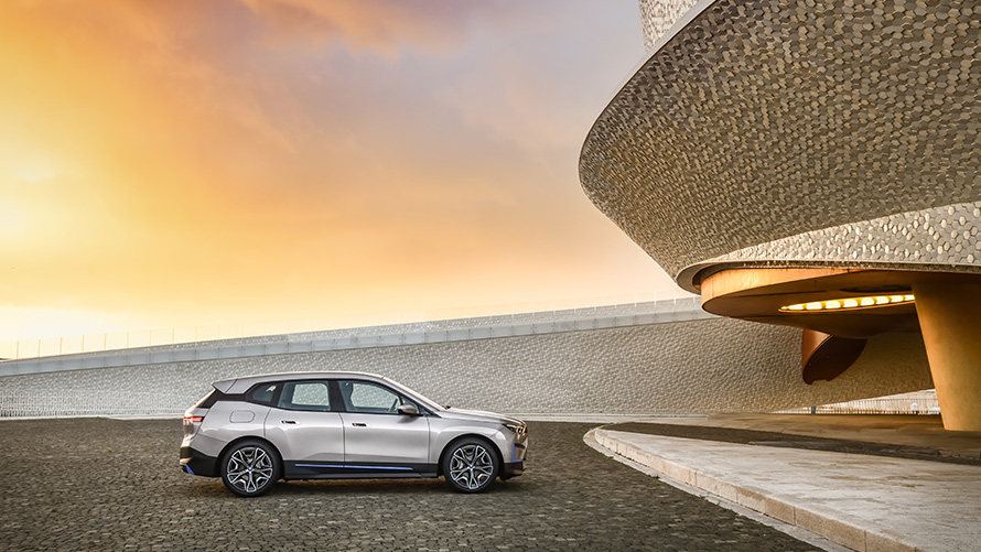 Objetivos, 2025, Vendas Especiais BMW, Hub de Sustentabilidade, Visão geral Vendas Especiais BMW, Hub de Sustentabilidade, Visão geral, Objetivos, 2025, Perspetiva lateral de uma viatura BMW parada