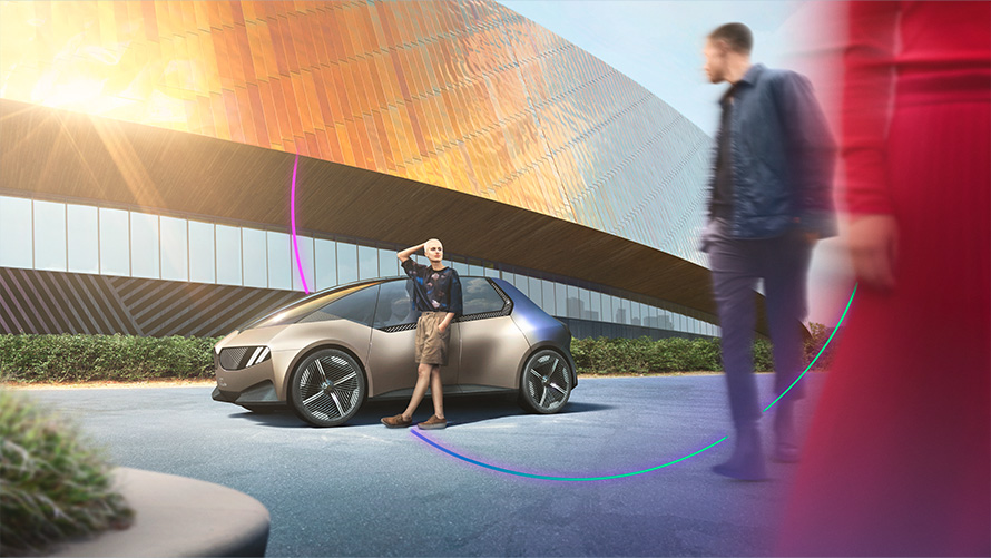 Objetivos, 2050, Vendas Especiais BMW, Hub de Sustentabilidade, Visão geral Vendas Especiais BMW, Hub de Sustentabilidade, Visão geral, Objetivos, 2050, Homem e mulher à frente de uma viatura Concept BMW