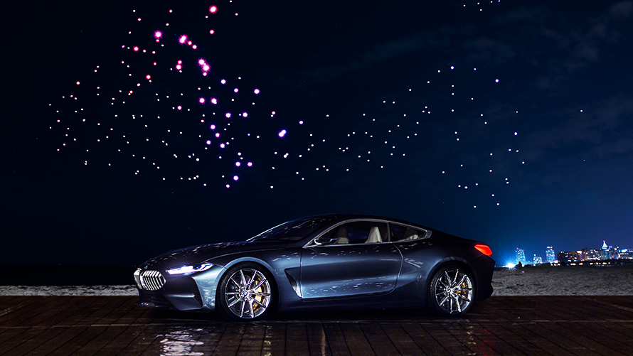 BMW Série 8 Concept BMW Série 8 Concept sob 300 drones iluminados no céu noturno