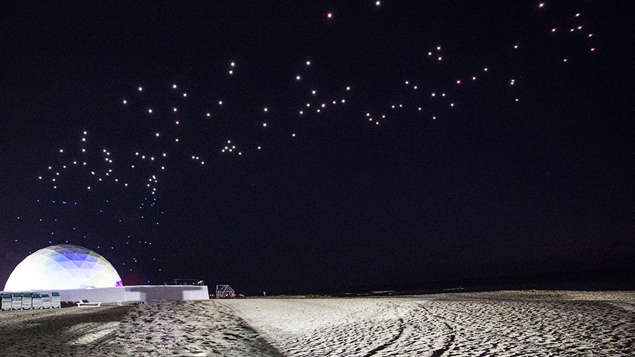 Duo Studio Drift, performance dos drones Duo Studio Drift: Drones iluminados sobrevoam uma praia à noite