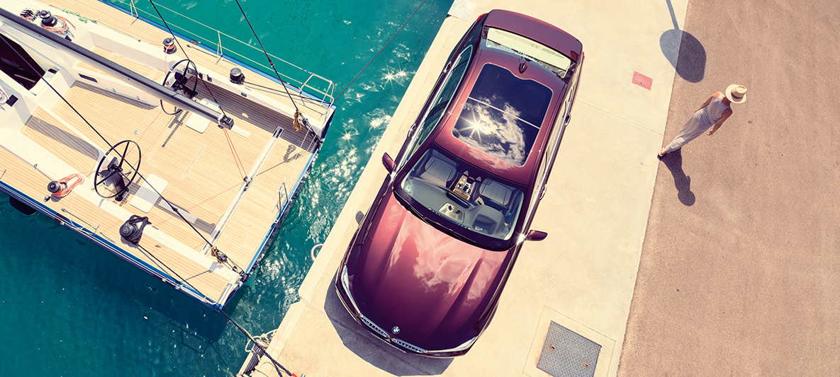 BMW Individual M760Li inspirado pela Nautor's Swan Perspetiva de topo do BMW Individual M760Li inspirado pela Nautor's Swan num cenário marítimo