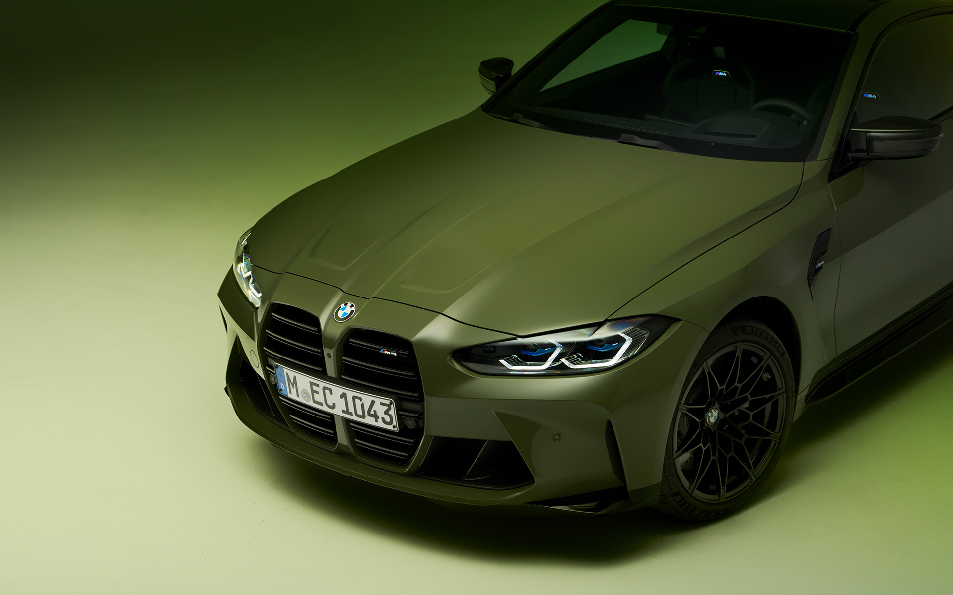 BMW M4 Competition Coupé, G82, 2021, pintura verde Urban BMW Individual, perspetiva frontal vista de cima a três quartos BMW M4 Competition Coupé, G82, 2021, pintura verde Urban BMW Individual, perspetiva frontal vista de cima a três quartos