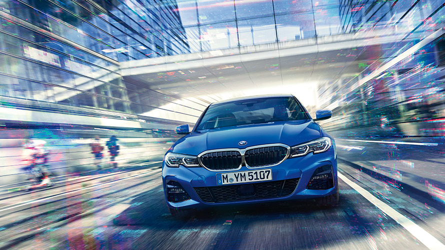 Copiloto Pessoal BMW: condução inteligente Homem conduz um BMW e olha para o sistema de assistência ao condutor do Copiloto Pessoal BMW.