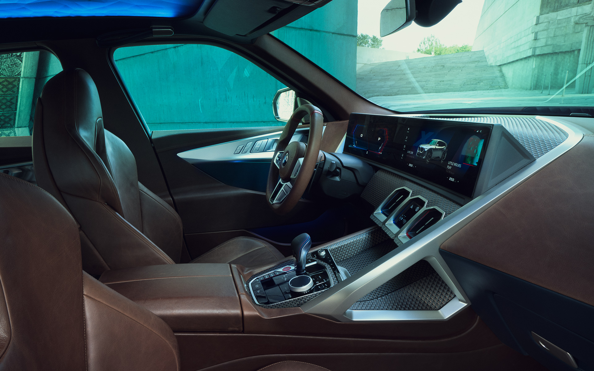 Concept BMW XM (G09), interior, perspetiva lateral, orientação para o condutor Concept BMW XM (G09), interior, perspetiva lateral, orientação para o condutor