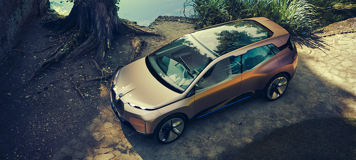 BMW Vision iNEXT de cima BMW Vision iNEXT de cima no lago com árvore