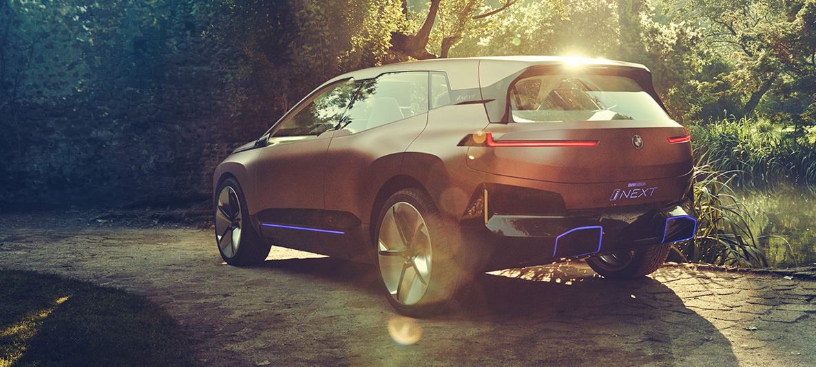 Foto traseira do BMW Vision iNEXT Foto traseira do BMW Vision iNEXT ao sol numa clareira