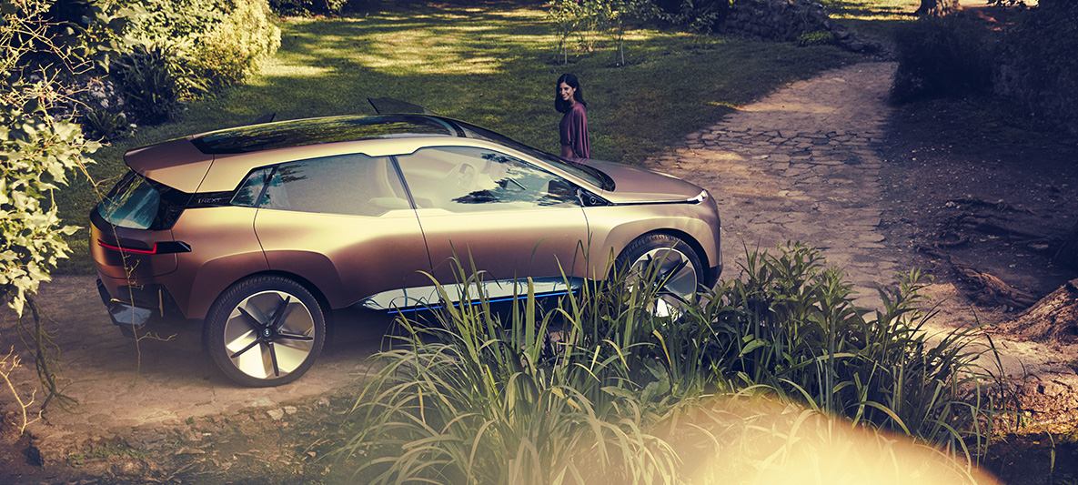 Foto lateral do BMW Vision iNEXT Foto lateral do BMW Vision iNEXT no parque em frente a bifurcação