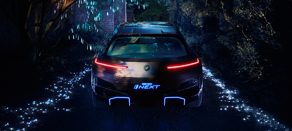 Foto traseira do BMW Vision iNEXT Foto traseira do BMW Vision iNEXT com luzes traseiras vermelhas à noite