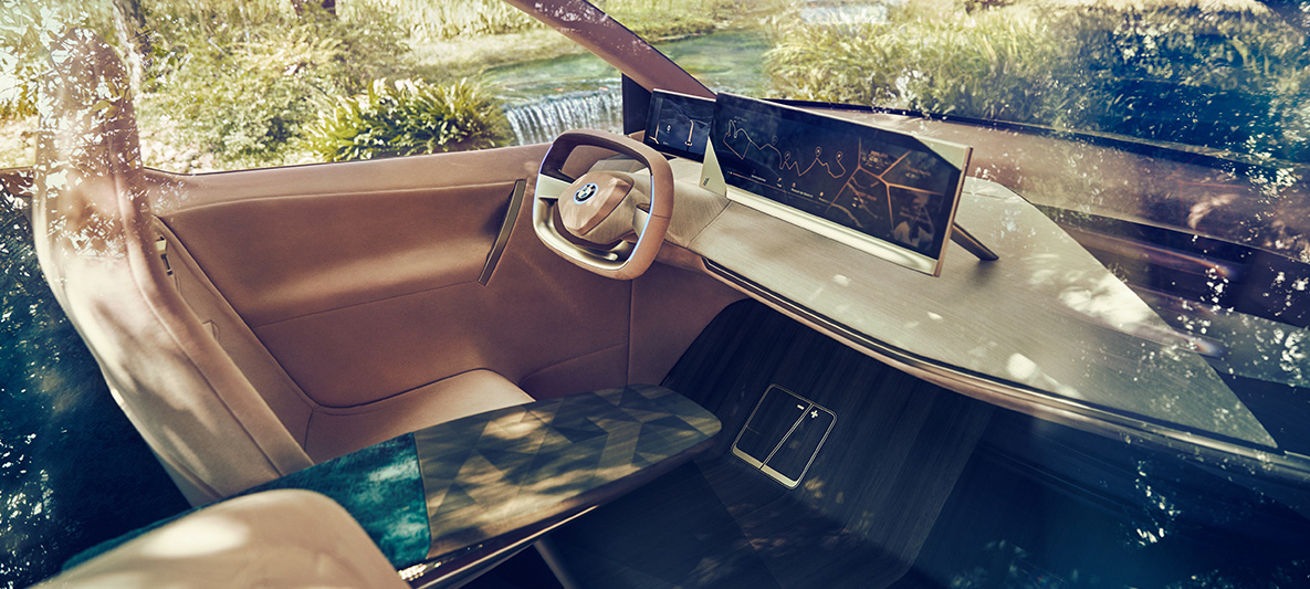 Foto interior do BMW Vision iNEXT Foto interior do BMW Vision iNEXT com lugar do condutor e mesa de café