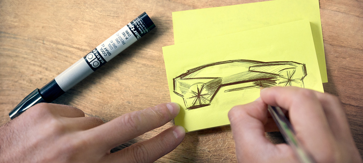 Esboço do BMW Vision iNEXT Mãos a desenhar esboços do BMW Vision iNEXT num post-it
