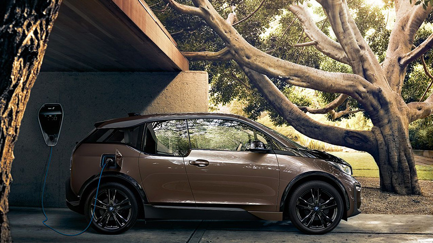 Mobilidade elétrica BMW, perspetiva lateral do BMW i3s no posto de carregamento