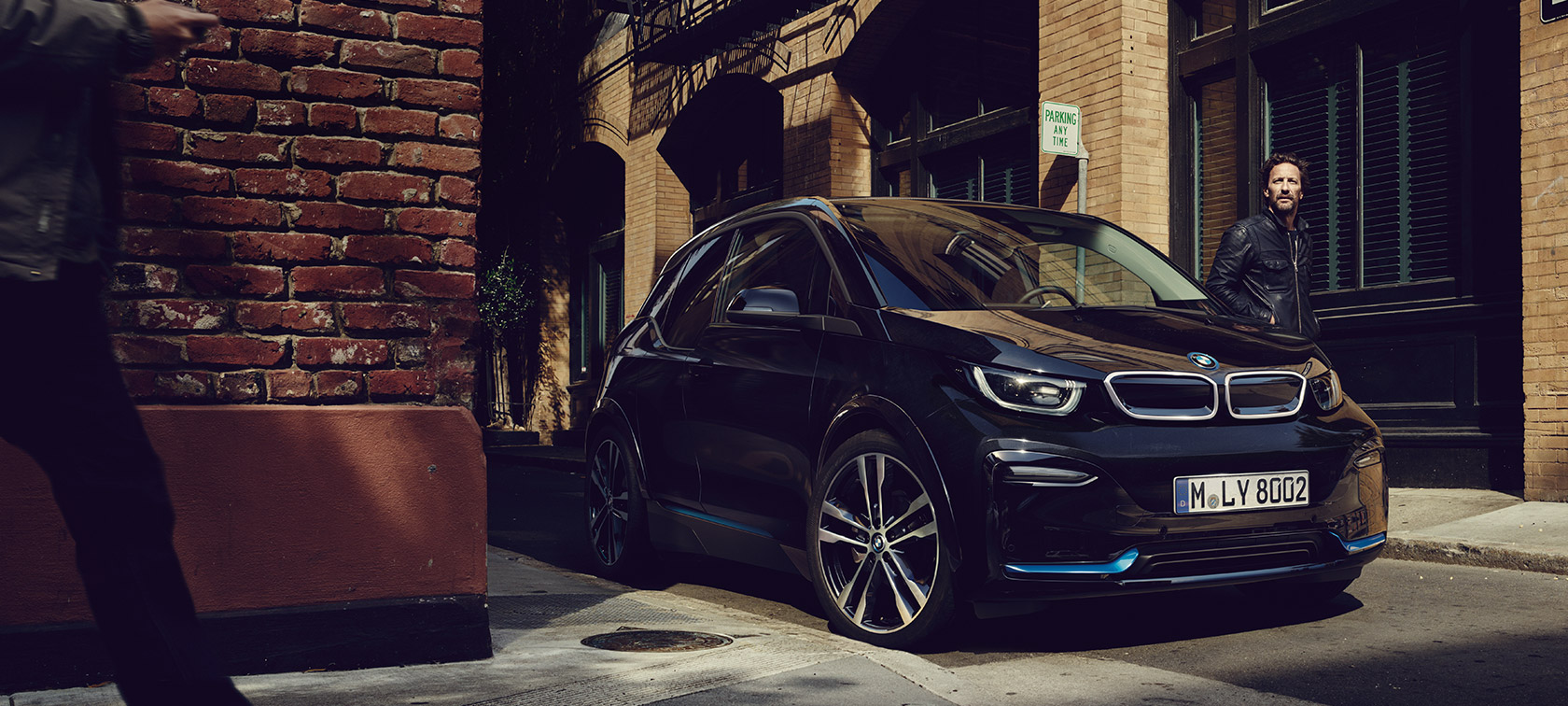 BMW i3. BMW i3 num cenário urbano, perspetiva frontal a três quartos.
