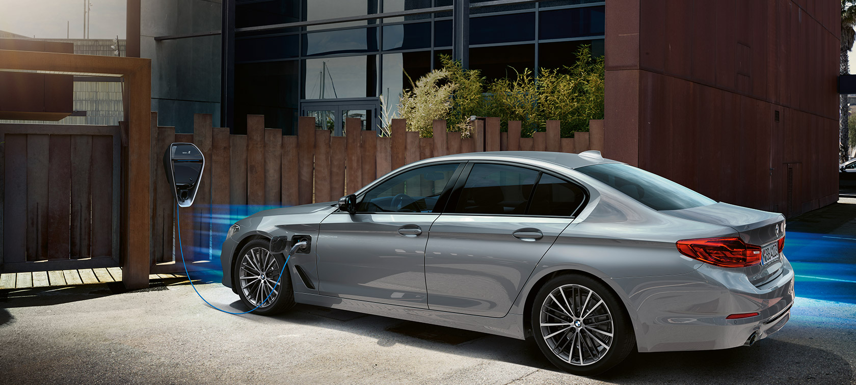 BMW 530e num posto de carregamento. BMW 530e num posto de carregamento, perspetiva a três quartos.