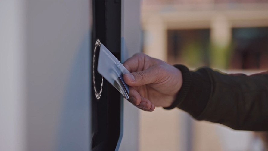 Automóveis elétricos BMW, BMW iX, carregamento público com o Carregamento BMW, postos de carregamento de alta potência, vídeo Automóveis elétricos BMW, BMW iX, carregamento público com o Carregamento BMW, postos de carregamento de alta potência, vídeo