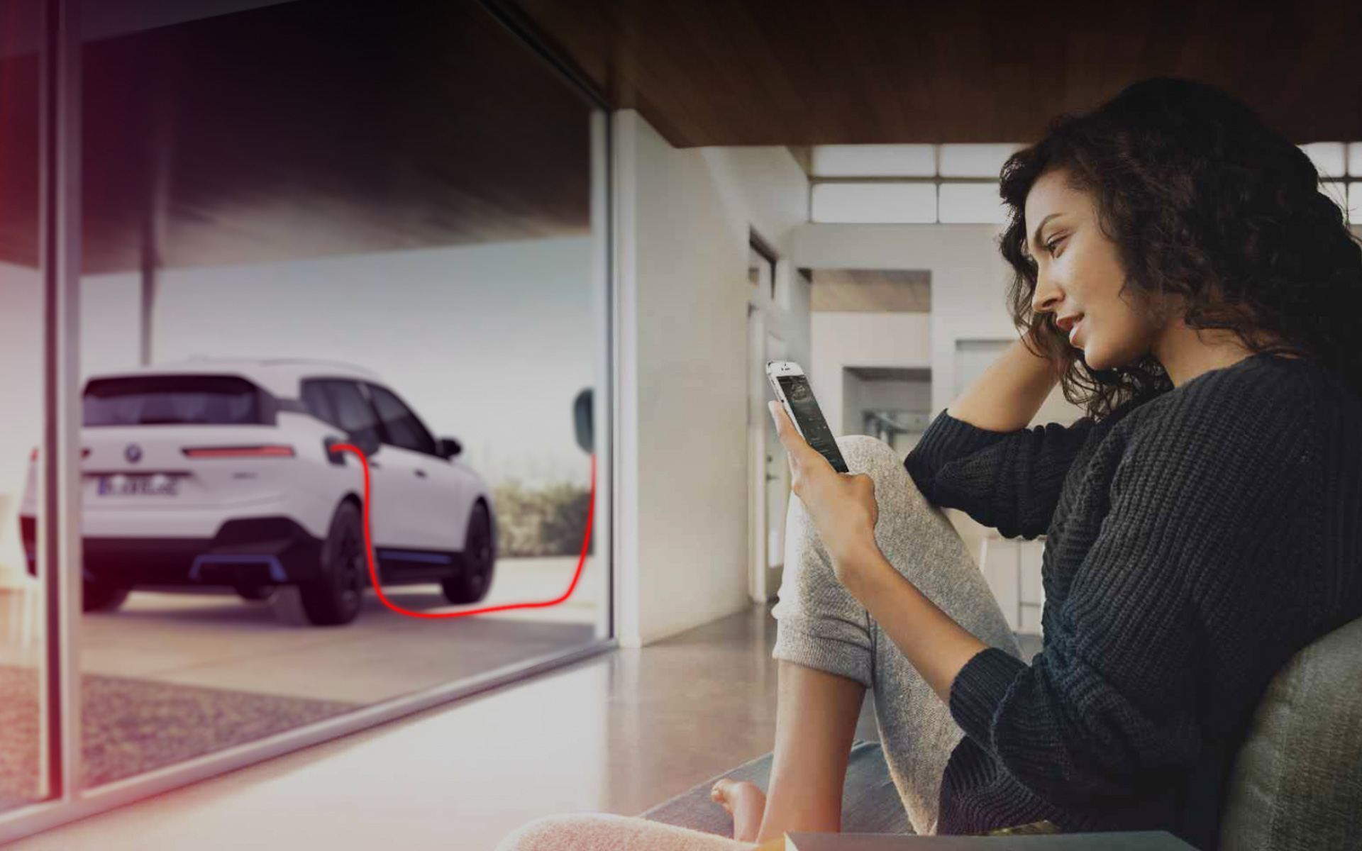 Carregamento doméstico, BMW iX, i20, mulher com smartphone