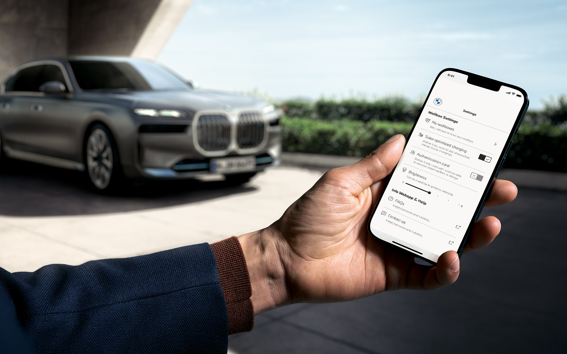 BMW i7, G70, smartphone à frente a mostrar a aplicação My BMW