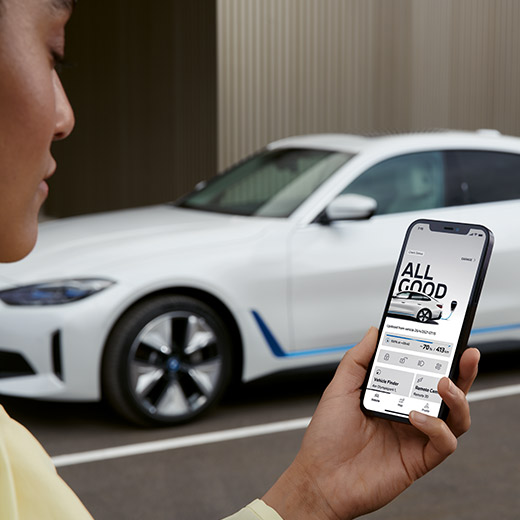 Connected Charging na aplicação My BMW, BMW i4, G26, com uma pessoa em primeiro plano
