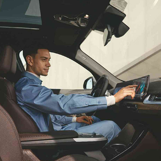 Connected Charging na viatura, homem a controlar o ecrã curvo BMW