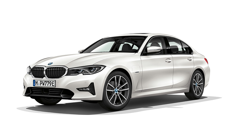 BMW Série 3 Berlina híbrido plug-in, perspetiva dianteira a três quartos BMW Série 3 Berlina híbrido plug-in, imagem de estúdio, perspetiva dianteira a três quartos