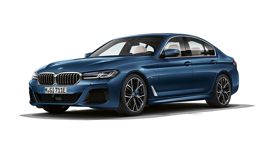 BMW SÉRIE 5 BERLINA HÍBRIDO PLUG-IN. BMW Série 5 Berlina híbrido plug-in, imagem de estúdio, perspetiva dianteira a três quartos