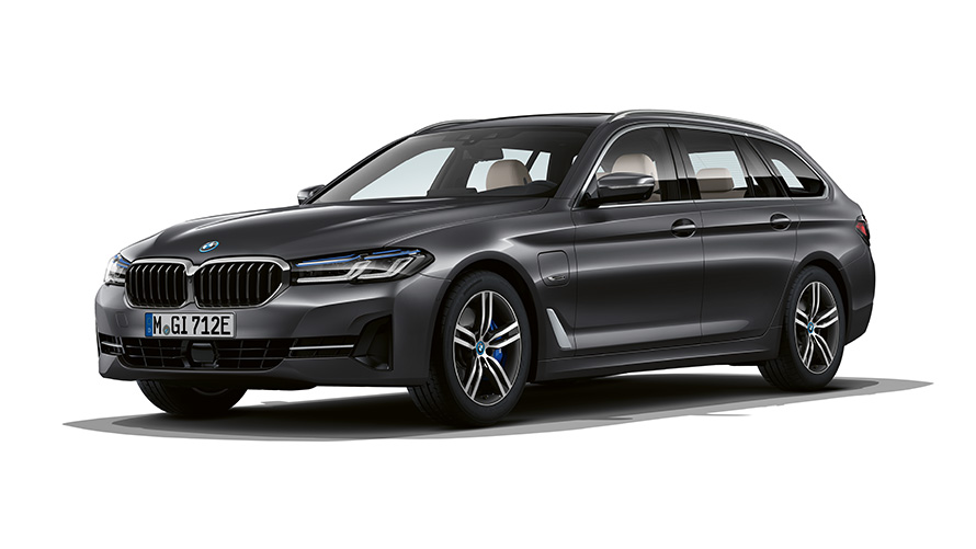 BMW Série 5 Touring híbrido plug-in, perspetiva dianteira a três quartos BMW Série 5 Touring híbrido plug-in, imagem de estúdio, perspetiva dianteira a três quartos