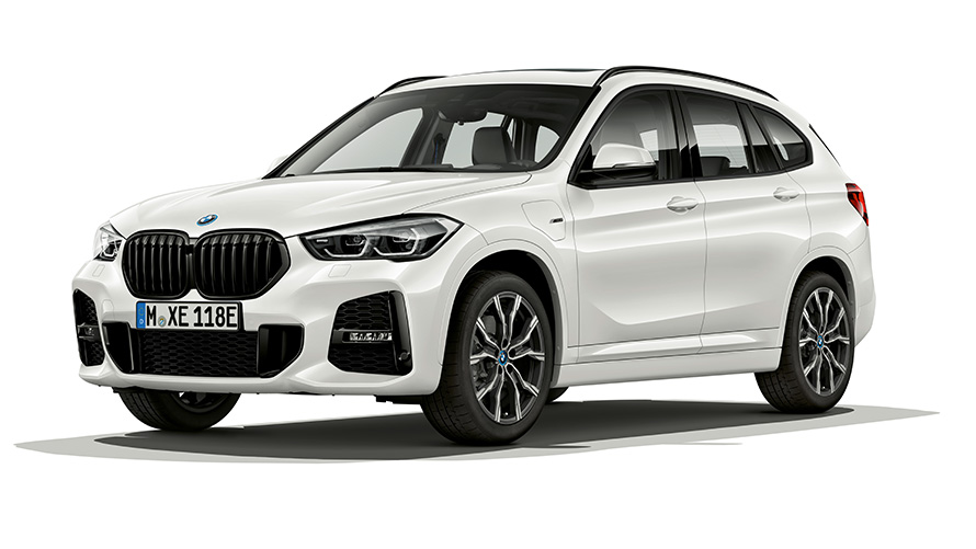 BMW X1 xDrive25e, veículo PHEV, perspetiva frontal a três quartos BMW X1 xDrive25e, veículo PHEV, perspetiva frontal a três quartos em estúdio
