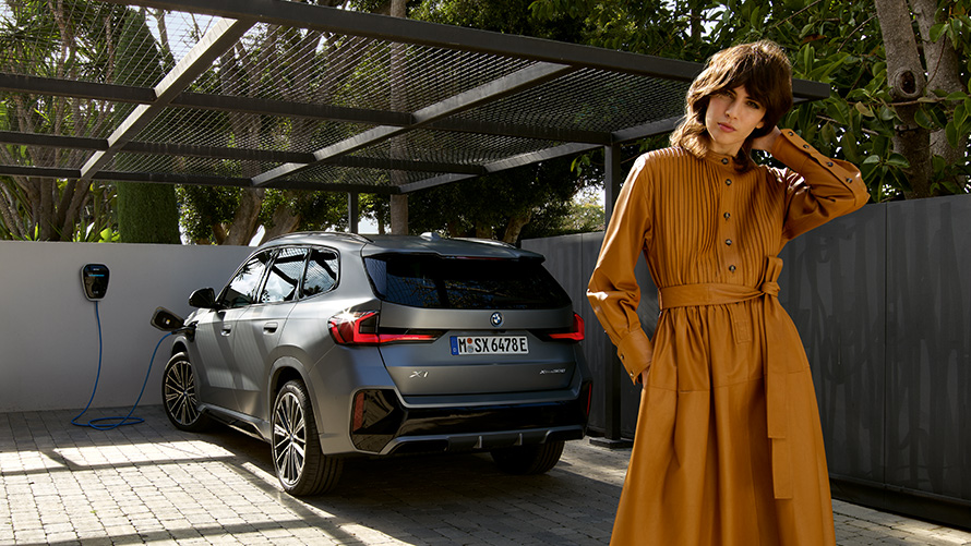 BMW X1 híbrido plug-in, 2022, U11, perspetiva traseira, a carregar com modelo BMW X1 híbrido plug-in, 2022, U11, perspetiva traseira, a carregar com modelo