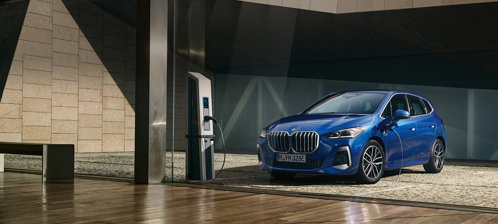 BMW Série 2 Active Tourer 230e híbrido plug-in, U06, num posto de carregamento Mobilidade elétrica BMW, BMW Série 2 Active Tourer 230e híbrido plug-in, U06, num posto de carregamento