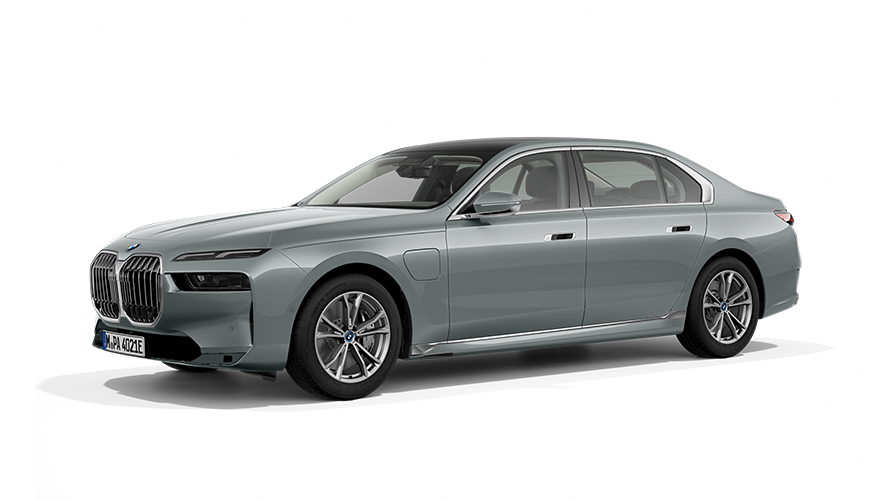 BMW 750e xDrive, G70, PHEV, perspetiva dianteira a 3/4, parado