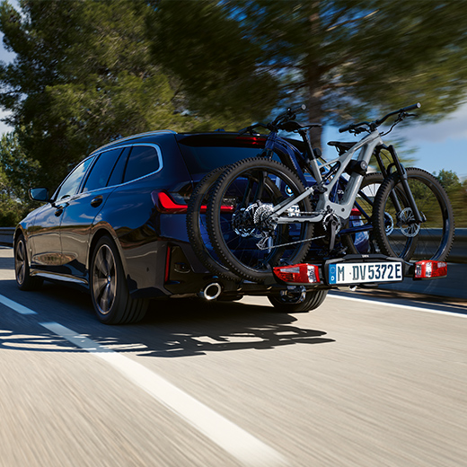BMW Série 3 Touring, G21, PHEV, perspetiva traseira a 3/4 com bicicletas, em movimento