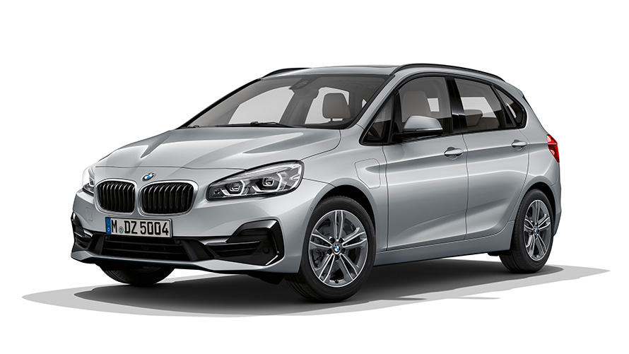 BMW 225xe Active Tourer, perspetiva frontal a três quartos BMW 225xe Active Tourer, perspetiva frontal a três quartos em estúdio