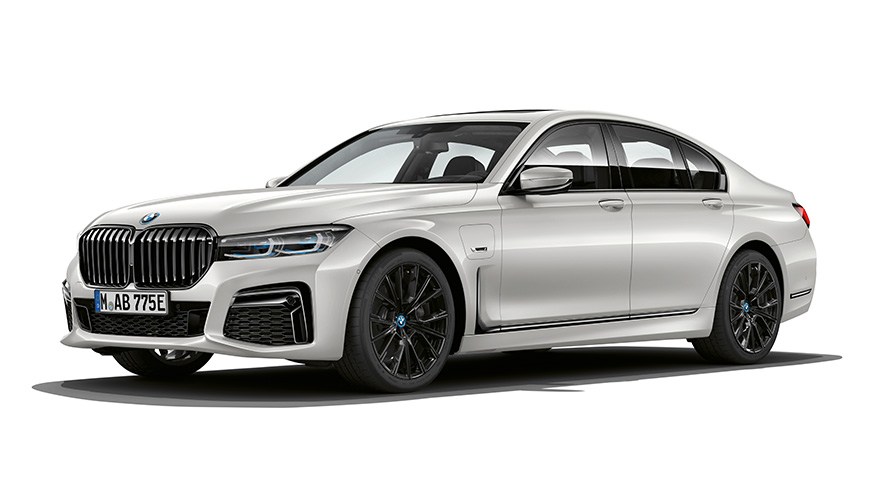 BMW 745e Berlina, veículo PHEV, perspetiva frontal a três quartos BMW 745e Berlina, veículo PHEV, perspetiva frontal a três quartos em estúdio