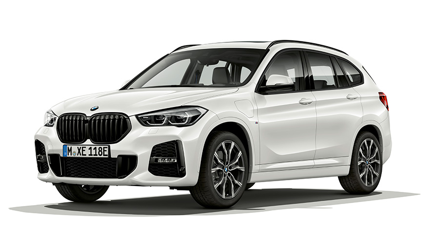 BMW X1 xDrive25e, veículo PHEV, perspetiva frontal a três quartos BMW X1 xDrive25e, veículo PHEV, perspetiva frontal a três quartos em estúdio