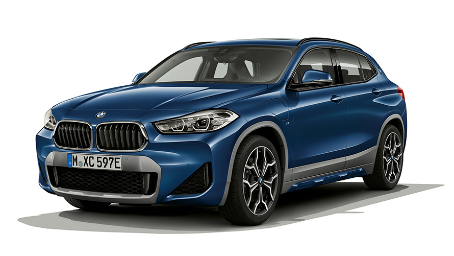 BMW X2 xDrive25e, veículo PHEV, perspetiva frontal a três quartos BMW X2 xDrive25e, veículo PHEV, perspetiva frontal a três quartos em estúdio