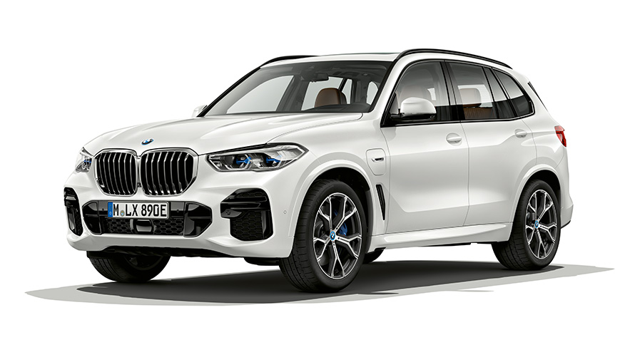 BMW X5 xDrive45e, veículo PHEV, perspetiva frontal a três quartos BMW X5 xDrive45e, veículo PHEV, perspetiva frontal a três quartos em estúdio