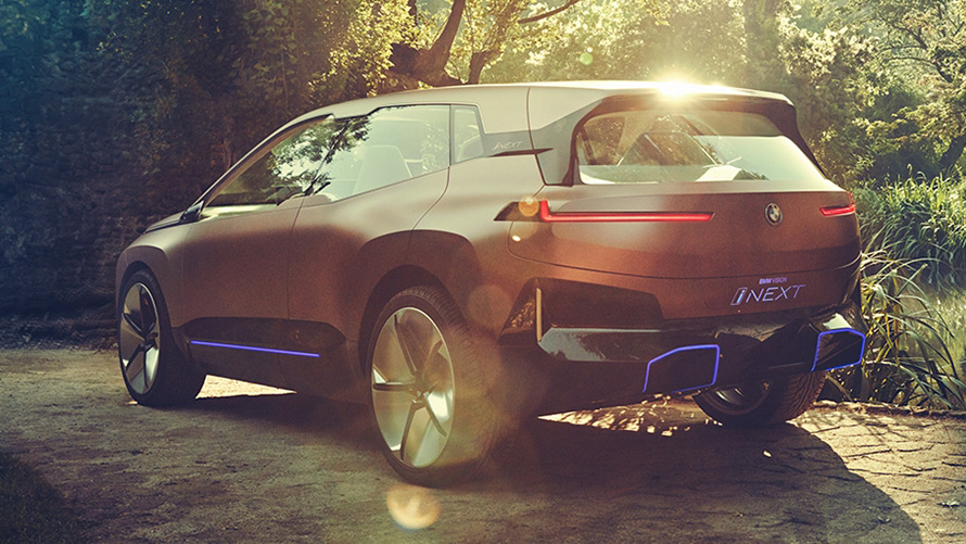 BMW Vision iNEXT em frente a uma floresta BMW Vision iNEXT em frente a uma floresta, perspetiva frontal a três quartos
