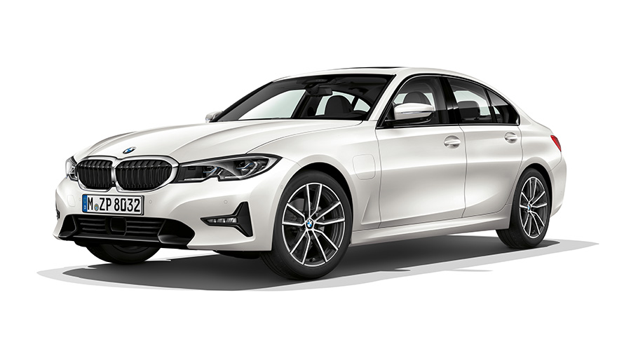 BMW Série 3 Berlina híbrido plug-in, perspetiva frontal a três quartos BMW Série 3 Berlina híbrido plug-in, perspetiva frontal a três quartos em estúdio