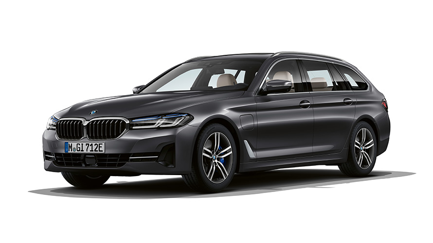 BMW Série 5 Touring híbrido plug-in, perspetiva frontal a três quartos BMW Série 5 Touring híbrido plug-in, perspetiva frontal a três quartos em estúdio